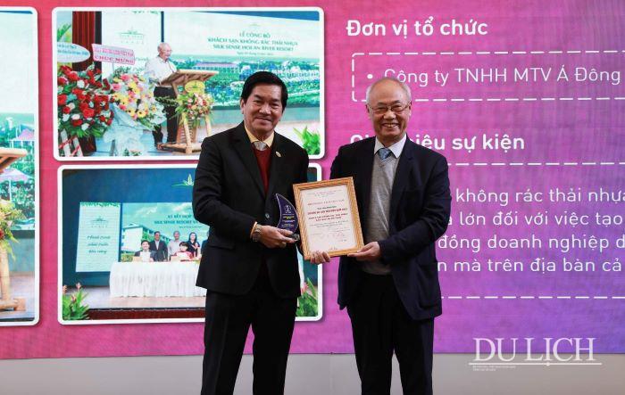 Tổng Giám đốc Silk Sense Hoi An River Resort Trần Thái Do vinh dự nhận Cup vinh danh “Các sự kiện du lịch tiêu biểu năm 2023 của Hiệp Hội Du lịch Việt Nam